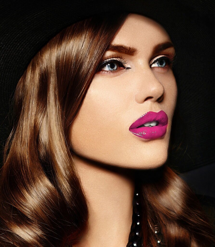 mulher maquiada olhos azuis cabelos lisos castanhos brilhantes com batom roxo purple lipstick batom roxo tudo que você precisa saber tendências 2026 dicas de aplicação mitos e escolhas que funcionam