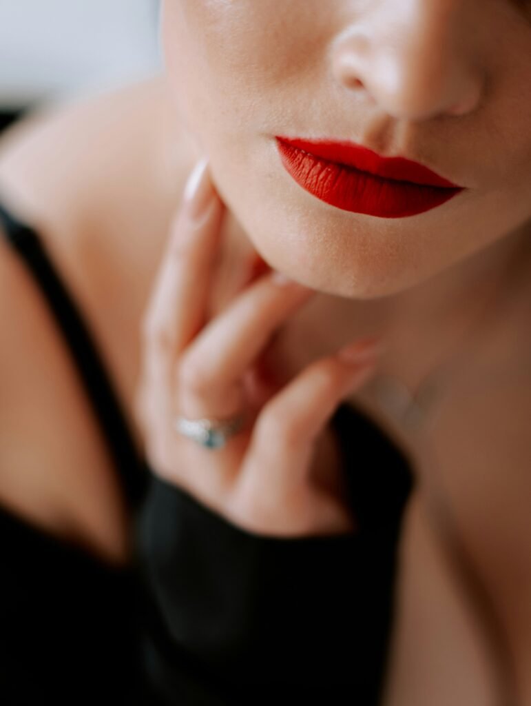 foto de mulher com batom vermelho uma das mãos no queixo blusinha preta lipstick fire sex on fire batom fire inspire-se nas escolhas certeiras das mulheres americanas e aprenda o caminho para não errar mais