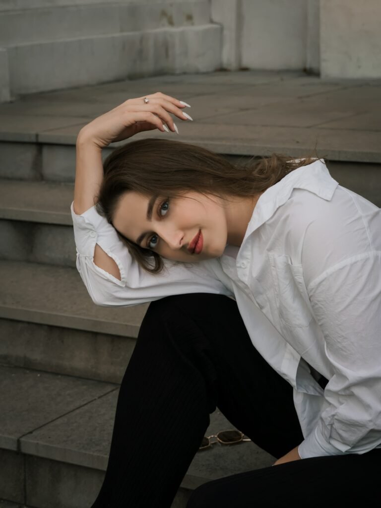 mulher maquiada leve sorriso olhos verdes cabelos longos lisos castanhos camisa social branca calca preta best lipstick brand for daily use descubra a melhor marca de batom para uso diário e o poder do batom vermelho frio