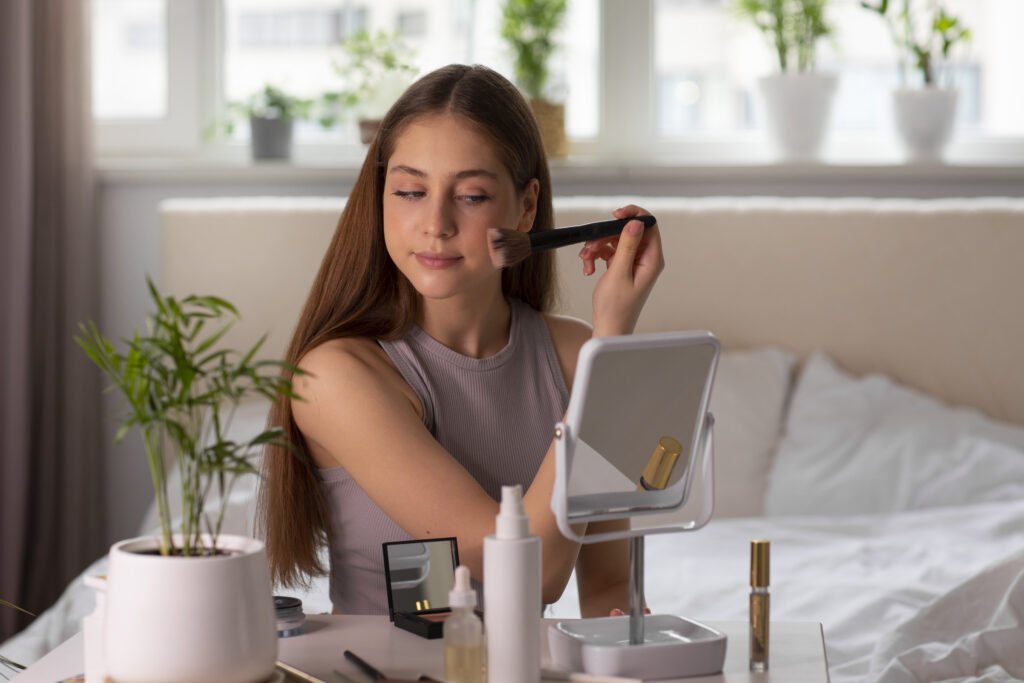 menina adolescente cabelos longos lisos blusinha bege se maquiando