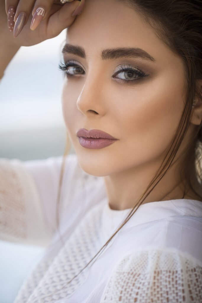 mulher maquiada batom roxo olhos verdes claros cabelos lisos presos bruna tavares e o poder da beleza autêntica um guia inspirador para mulheres modernas