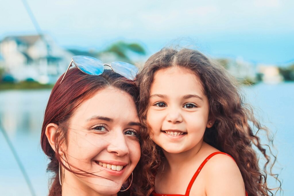 mãe sorrindo brincos argolas grandes com sua filha no colo que também esta sorrindo best gift for 5 year old qual é o melhor presente para criança de 5 anos guia completo para mães que querem acertar
