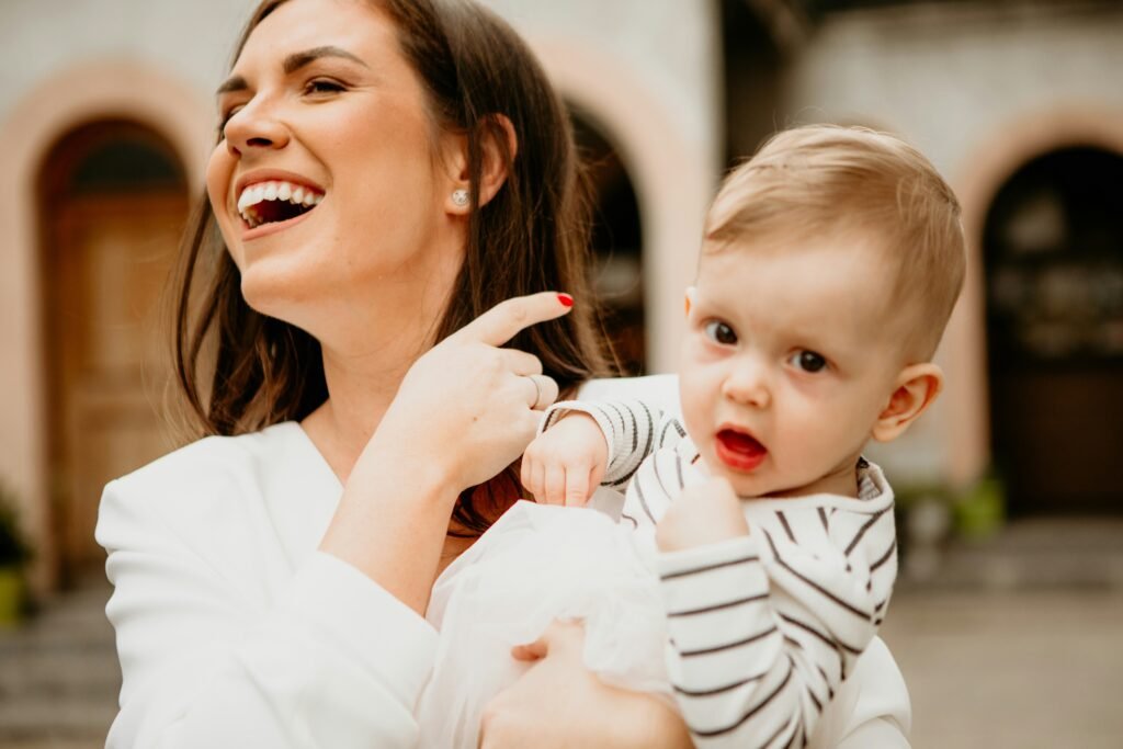 mulher sorrindo cabelos longos lisos castanhos segurando seu filho bebe what the child wants to gain o que a criança quer ganhar guia completo para escolher presentes que encantam
