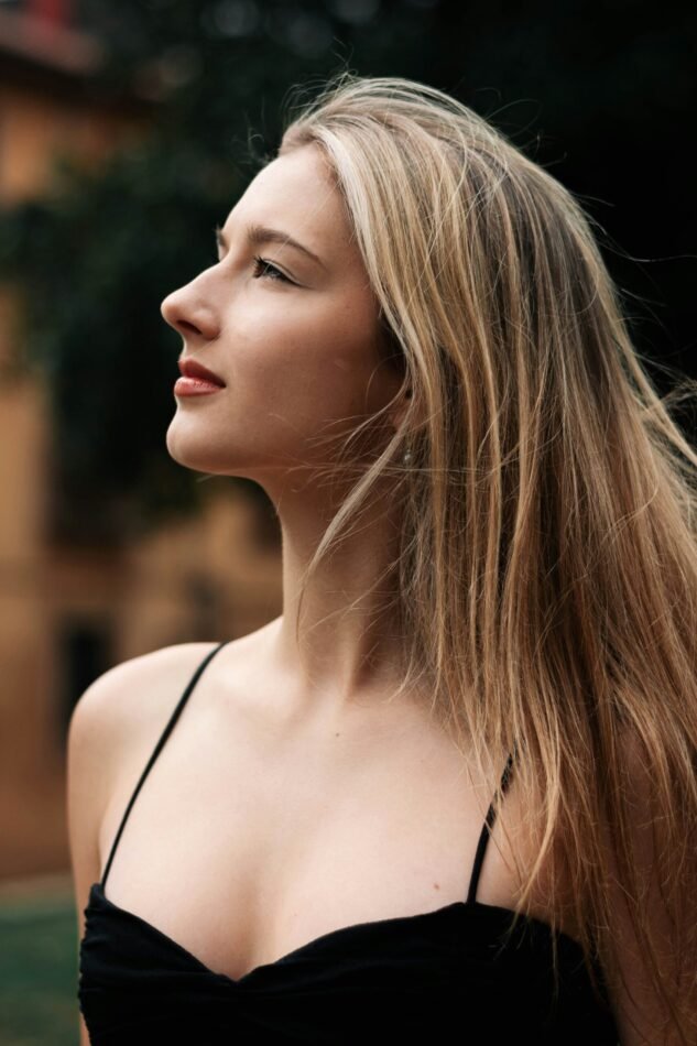 mulher loira leve maquiagem cabelos lisos longos loiros blusinha com alca preta foto de Yuliia Martynovych unsplash.com