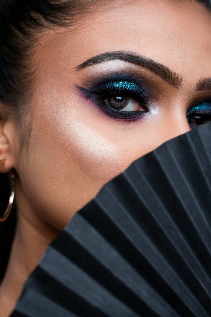 mulher maquiada olhos esfumados cílios grandes maquiagem azul metálico nos olhos makeup perfeito learn to do makeup aprenda maquiagem de maneira moderna e poderosa