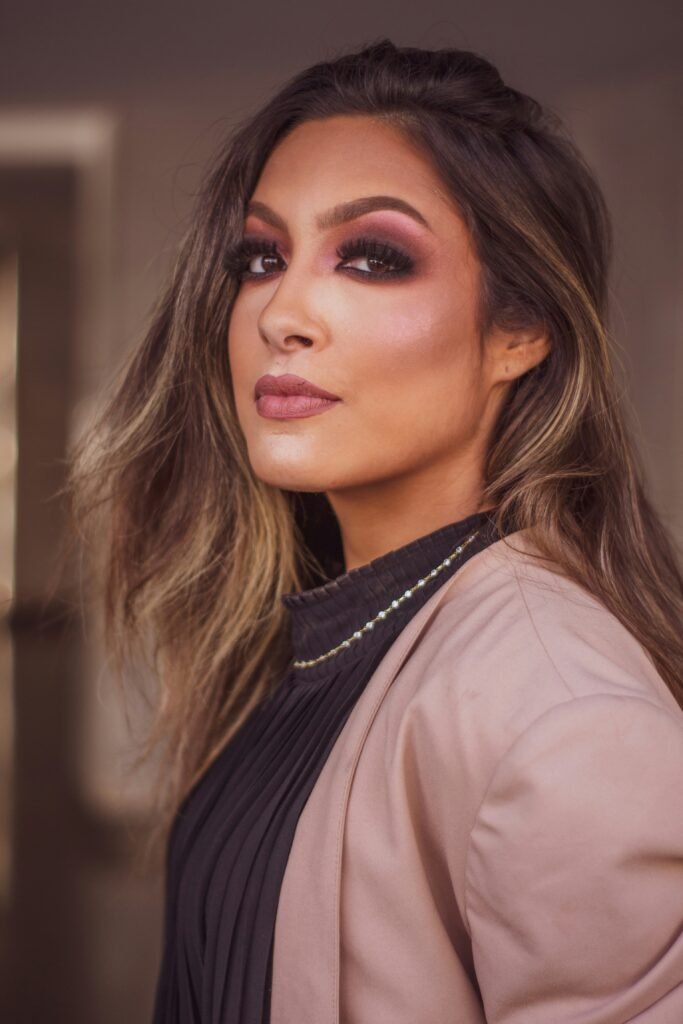 mulher maquiada batom marrom olhos esfumados cabelos longos lisos castanhos