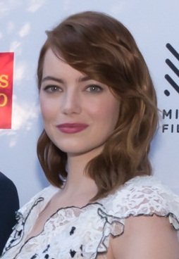 foto de emma stone leve sorriso vestido com rendas branco lindo learn makeup aprenda make pare de errar agora onde quando e por que voce ainda nao consegue o acabamento perfeito e como resolver isso definitivamente